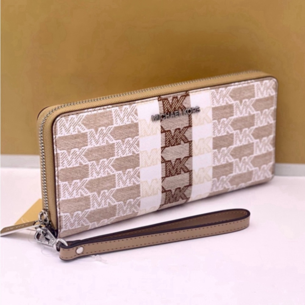 Michael Kors Large
Continental
Wallet Wristlet Camel